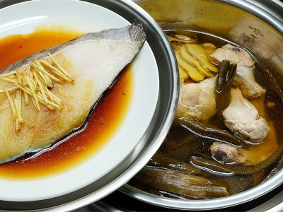 食譜-剝皮辣椒燉雞湯+清蒸鱈魚 (一鍋二菜)