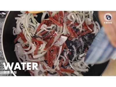 食譜-五分鐘快速料理！洋蔥肉乾蓋飯！