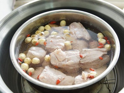 食譜-蓮子排骨湯