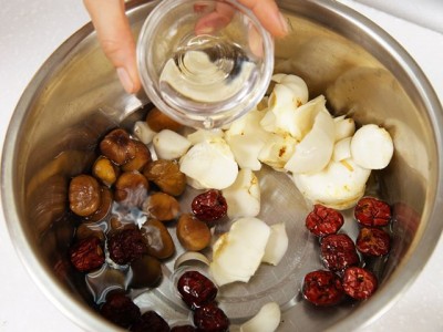 食譜-紅棗栗子烏雞湯