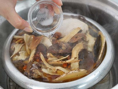 食譜-何首烏燉雞湯