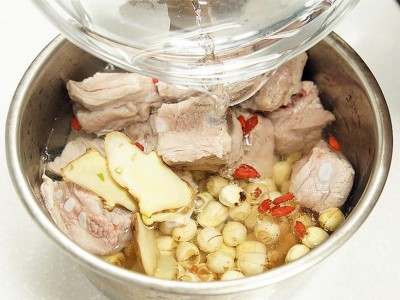 食譜-蓮子排骨湯