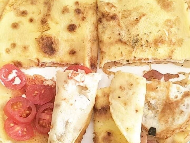 餐桌-法國薄餅瑪格麗特、洋蔥培根加蛋