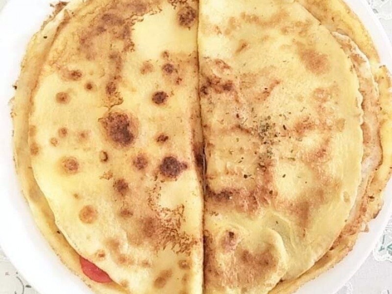 餐桌-法國薄餅瑪格麗特、洋蔥培根加蛋