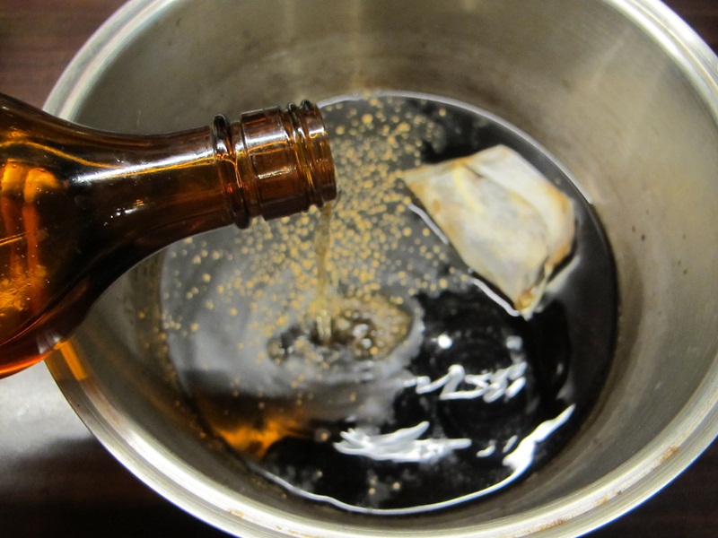 1496299323300004.jpg 2.將1.放進電鍋中,放進其餘滷汁的材料,外鍋注入一杯水,煮到滷汁味道都釋出.JPG