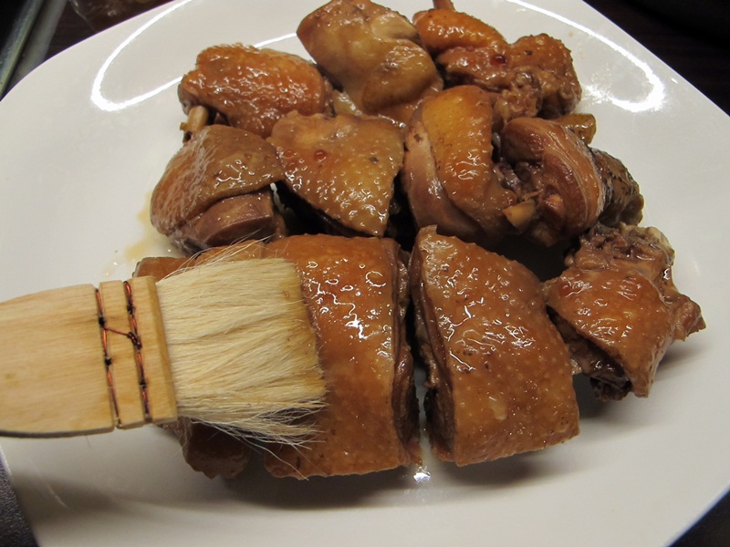 1496299372458207.jpg 5. 將肉取出後,將表面抹汁調勻後已刷子刷在雞皮上,.JPG