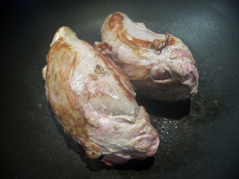 1496824763310706.jpg 1將牛腱肉整個煎黃.JPG