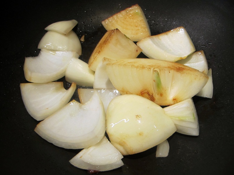 1496824768434002.jpg 2. 續放入洋蔥和蒜頭炒香取出.JPG