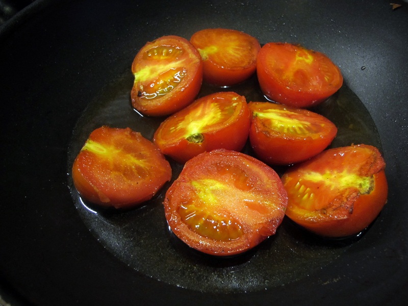 1496824770997366.jpg 3.番茄切面朝下放入表面也煎黃.JPG