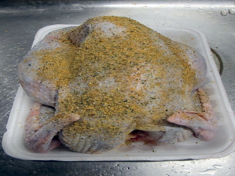 1496825767463735.jpg 1. 將雞去頭洗淨,擦乾後抹上蒙特婁綜合調味香草鹽和海鹽.JPG
