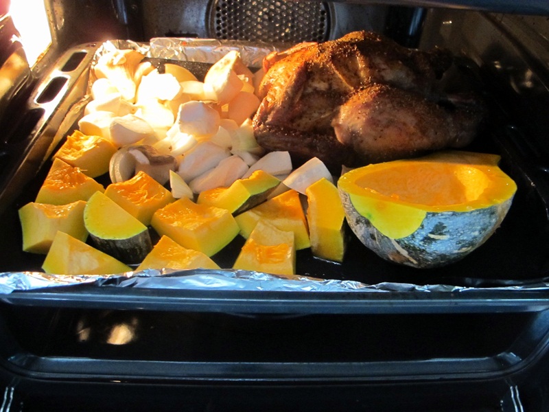 1496825857843001.jpg 2. 隔天取出,烤箱預熱160度烤1.5小時,. 其中切半的南瓜表面放上乳酪,.JPG