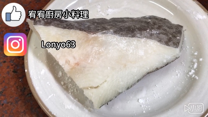 1鱈魚沾海鹽及太白粉放置.jpg